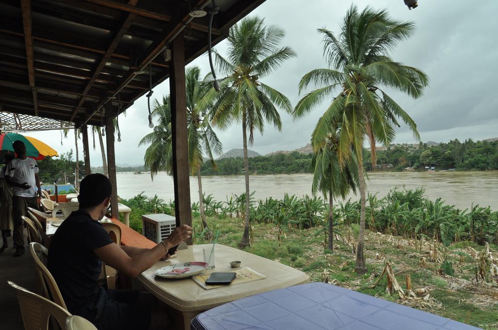 Archana Guest House River View ฮัมปี ภายนอก รูปภาพ