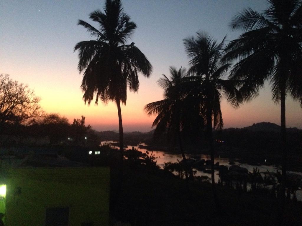 Archana Guest House River View ฮัมปี ภายนอก รูปภาพ
