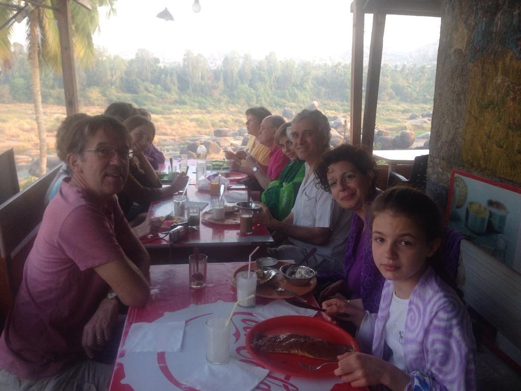 Archana Guest House River View ฮัมปี ภายนอก รูปภาพ
