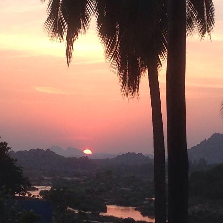 Archana Guest House River View ฮัมปี ภายนอก รูปภาพ
