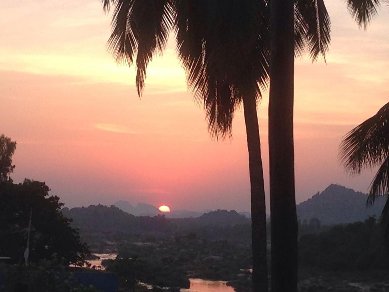Archana Guest House River View ฮัมปี ภายนอก รูปภาพ