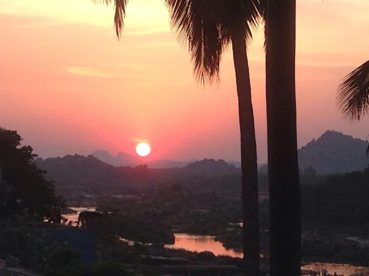 Archana Guest House River View ฮัมปี ภายนอก รูปภาพ